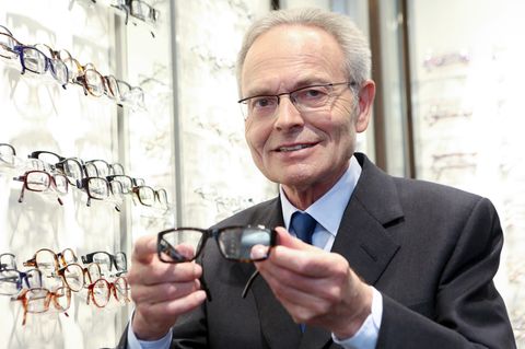 Günther Fielmann mit einer Brille