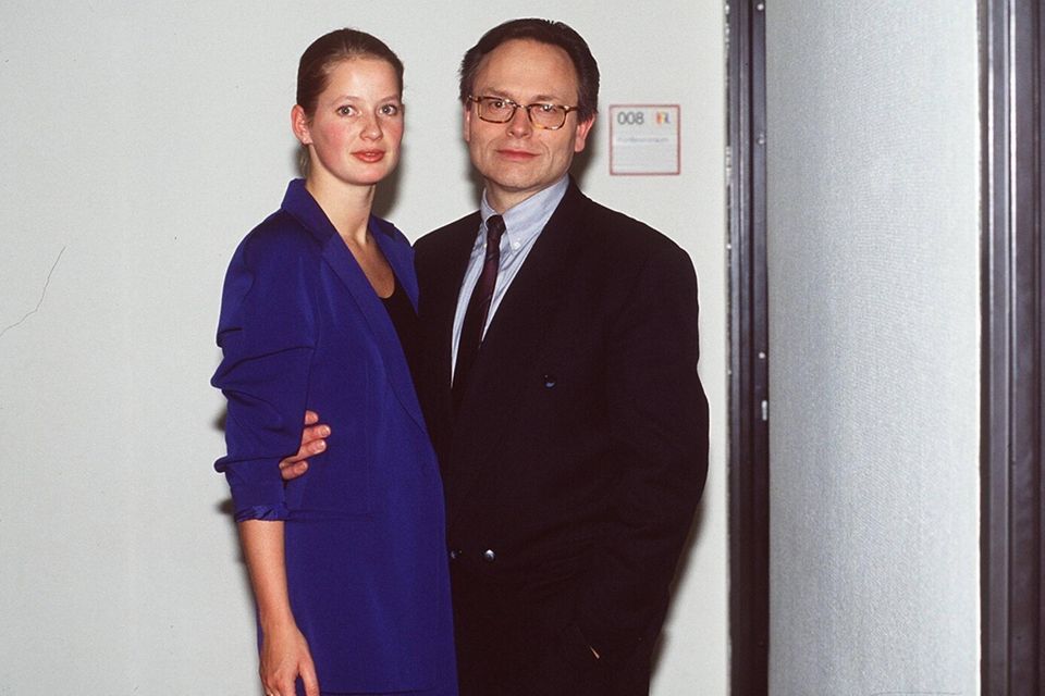 Fielmann arbeitet viel und stellt das Privatleben lange hinten an. Mit 48 Jahren heiratete er seine Frau Heike, sie 29 Jahre jünger als er. Das Paar hatte sich in der Zentrale des Unternehmens kennengelernt, wo Heike als Brillenmodel gearbeitet hatte. Die Ehe hielt fast 13 Jahre. Dass er seine Kinder Marc und Sophie-Luise erst in fortgeschrittenem Alter bekam, bereute Fielmann später. Das Foto zeigt ihn 1991 mit seiner Ehefrau Heike