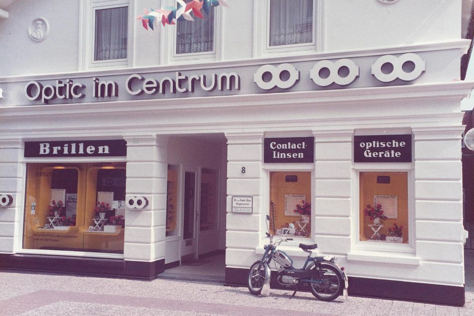 Sein erstes Fachgeschäft eröffnet Günther Fielmann vor mehr als 50 Jahren in Cuxhaven. Seine Idee 1972: Brillen zu günstigen Preisen anbieten. Fielmann wusste, dass die meisten Optiker ein Vielfaches auf den Einkaufspreis von Brillenmodellen aufschlugen. Die günstigen Preise, die er seinen Kunden bot, bedeuteten aber erst einmal deutlich geringere Margen für ihn. Für den dauerhaften Erfolg musste sein Unternehmen also eine gewisse Größe haben. Schon zwei Jahre nach der Eröffnung hatte Fielmann sieben Geschäfte. Das Foto zeigt sein erstes Brillen-Geschäft in Cuxhaven