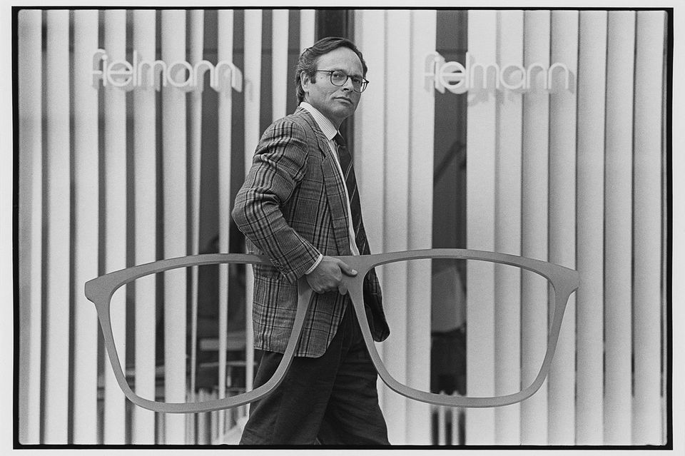Anfang der 1980er Jahre schafft Günther Fielmann mit seinem jungen Unternehmen den Durchbruch. Er revolutioniert die sogenannte Kassenbrille – jene Brille, die von der Krankenkasse bezahlt wurde, aber nicht gerade modisch aussah. Wer ein schickeres Gestell wollte, musste bis 1981 tief in die Tasche greifen. Doch Fielmann gelingt ein Deal mit der großen Krankenkasse AOK. Seither können sich auch Kassenpatienten moderne Modelle leisten, weil Fielmann sie ohne Zuzahlung verkauft. „Bis dahin musste jeder Brillenträger den Nachweis seines geringen Einkommens auf der Nase tragen“, sagte Fielmann einmal. Fortan gibt es „Brillen zum Nulltarif“ – und einer von vielen legendären Werbeslogans der Fielmann-Gruppe war geboren. Schon 1983 eröffnet Fielmann eine Filiale, in der Kunden zwischen 7000 Brillen wählen können