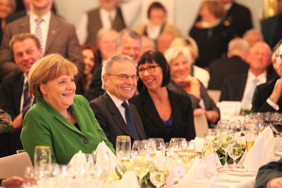 Gegenüber Mitarbeitenden soll Fielmann durchaus ruppig gewesen sein. Der Biograph Harald Czycholl berichtet sogar von geworfenen Stühlen. Gesprächspartnern soll er gelegentlich die Brille abgenommen haben, um sie neu zu richten. Sozialen Werten habe sich der Patriarch aber stets verpflichtet gefühlt.   Zu sehen ist Fielmann hier mit Ex-Bundeskanzlerin Angela Merkel 2012 bei einer Feier in der Fielmann-Akademie auf Schloss Plön