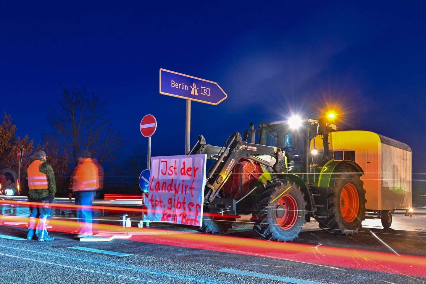 Landwirte blockieren mit einem Traktor die Auffahrt zur Autobahn