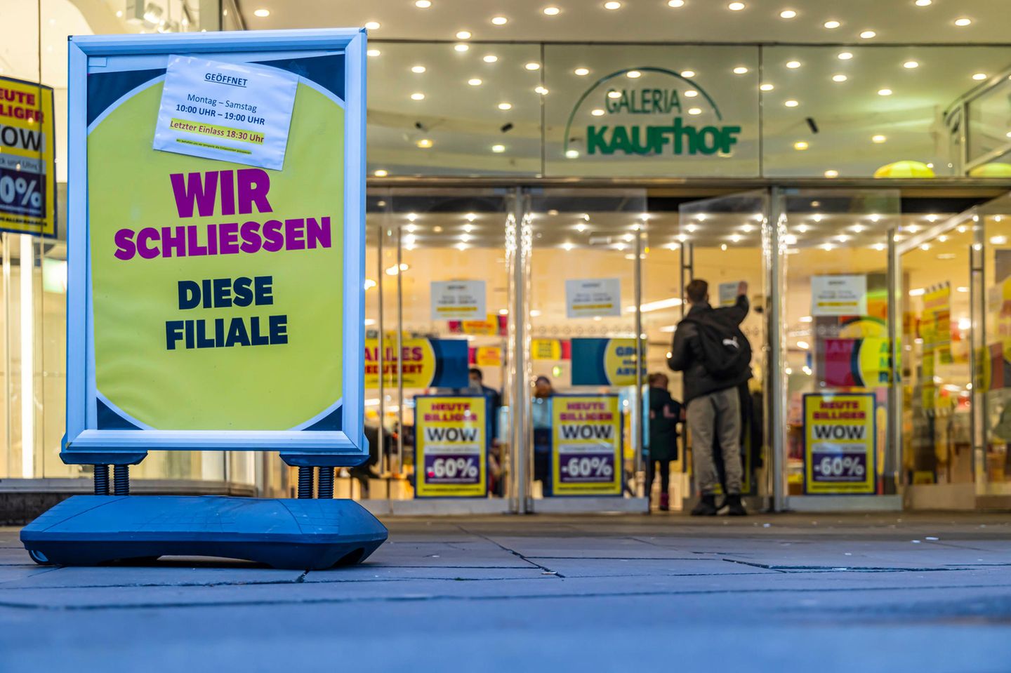 Räumungsverkauf vor der Schließung der Galeria-Kaufhof-Filiale in Stuttgart