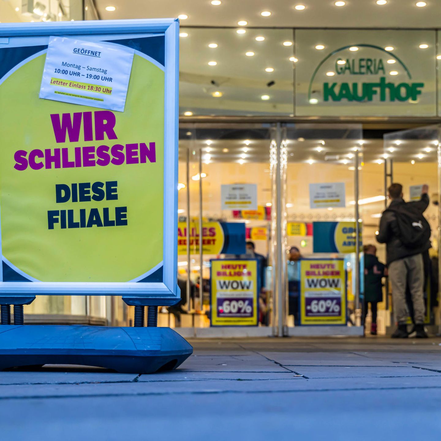 Galeria Karstadt Kaufhof: Dieses Rendite-Versprechen gibt der  Betriebsratschef möglichen Investoren