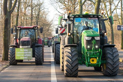 Landwirte fahren mit ihren Traktoren bei Potsdam Pirschheide zur Staatskanzlei
