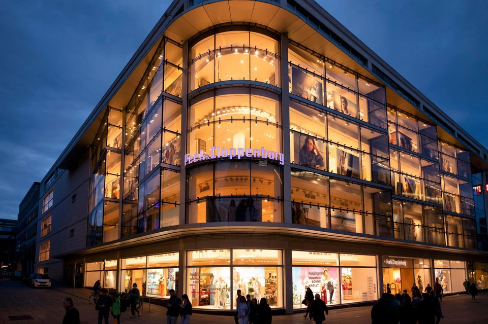 Die Filialen der Düsseldorfer Peek & Cloppenburg KG prägen die Fußgängerzonen von 66 großen und mittelgroßen deutschen Städten. Zu dem Unternehmen gehören außerdem der Herrenausstatter Anson‘s und Online-Shops in Deutschland, Österreich, Polen und den Niederlanden. Als Investor bei Galeria wurde die P&C-Modekette von der „Bild“-Zeitung ins Spiel gebracht. Sie ist aber kein ernstzunehmender Kandidat. Peek & Cloppenburg Düsseldorf hatte erst im Frühjahr 2023 selbst Insolvenz angemeldet, das Verfahren wurde zum 1. Oktober beendet. Die Spekulationen über ein Interesse an Galeria könnten möglicherweise damit zusammenhängen, dass bei Peek & Cloppenburg der frühere Galeria-Chef Stephan Fanderl als Strategiechef tätig war – allerdings hat Fanderl das Unternehmen kurzfristig zum Jahresende verlassen. Er habe laut gelacht, als er von dem angeblichen Interesse von P&C gelesen habe, sagt ein Handelsexperte. Zwei Kranke machten bekanntlich keinen Gesunden.