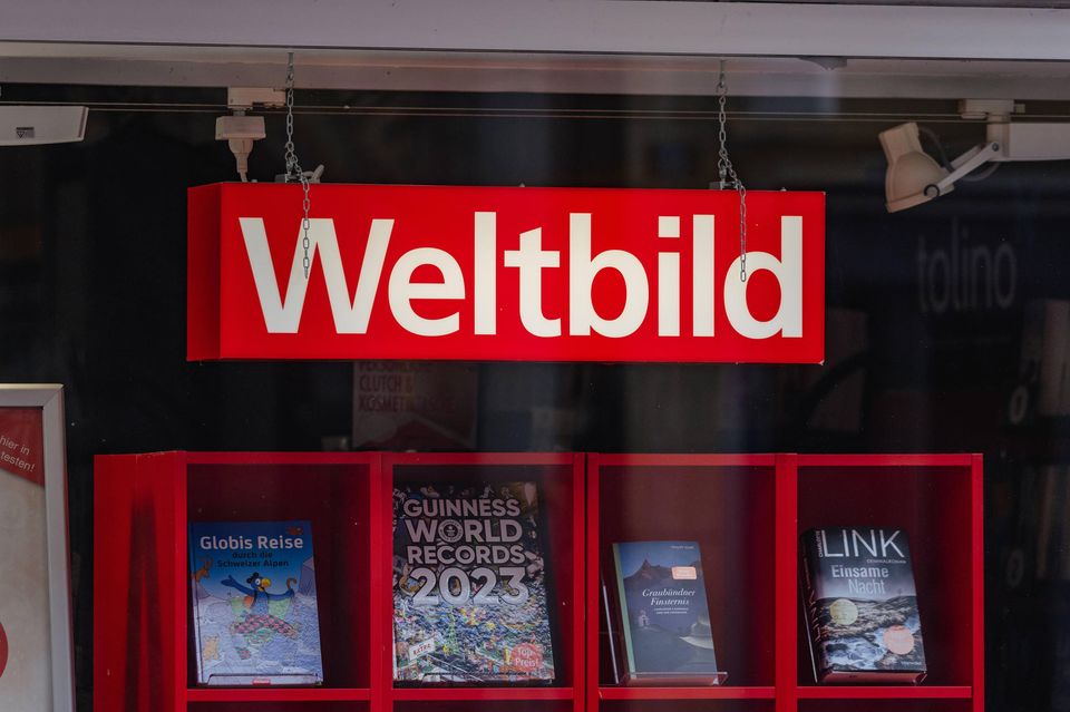 Der Droege Holding aus Düsseldorf, die bereits vor Jahren die Buchhandelsgruppe Weltbild mit ihren Filialen übernommen hat, wurde von Medien ein Interesse an Galeria nachgesagt. Wie die „Süddeutsche Zeitung“ berichtete, soll die Beteiligungsgesellschaft des Unternehmers Walter Droege an der Übernahme von rund 30 Filialen interessiert sein, die restlichen der noch verbliebenen 92 Galeria-Standorte wolle man schließen. Offiziell dementierte eine Sprecherin der Droege Group ein Interesse. Allerdings hält man das bei Galeria nicht unbedingt für das letzte Wort – zumal es auch eine interessante persönliche Verbindung gibt: An Weltbild hielt, neben Droege, zeitweise auch der Sanierungsexperte Arndt Geiwitz einen Minderheitsanteil – jener Geiwitz, der in den zurückliegenden zwei Insolvenzverfahren bei Galeria von Signa-Gründer und Galeria-Eigner René Benko als Generalbevollmächtigter installiert wurde. Diese Verbindung könnte einen Deal erleichtern.