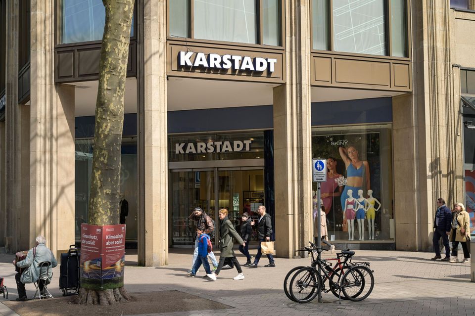 Galeria-Insider halten es auch für denkbar, dass sich Finanzinvestoren für das Unternehmen interessieren könnten. Voraussetzung dafür sei aber, dass die Warenhauskette ihre Mietbelastungen reduzieren kann – vor allem an jenen Standorten, an denen die Immobilien heute noch der bisherigen Konzernmutter Signa gehören.   An den 18 Signa-Standorten bezahlt Galeria nach Angaben von Konzerninsidern Mieten, die teils deutlich über dem Marktniveau liegen. Dies führe dazu, dass umsatzstarke Top-Filialen in attraktiven Städten wie Frankfurt und Hamburg (siehe Foto) nicht profitabel seien – was auf das Ergebnis des Gesamtunternehmens drückt. Für den Fall, dass sich an den Mietverträgen im Zuge der eigenen Insolvenz und des laufenden Sanierungsverfahren bei Signa etwas ändert, wäre Galeria auch für Private-Equity-Investoren interessant, glaubt man in Essen.