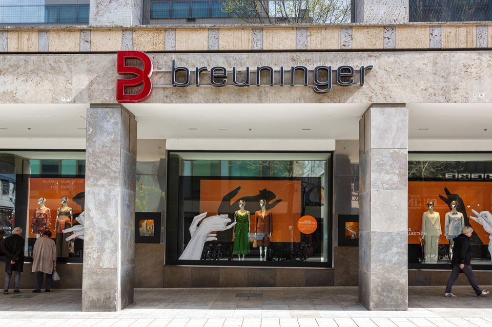 Das 1881 gegründete Unternehmen Breuninger betreibt unter eigenem Namen 13 Warenhäuser, unter anderem in Stuttgart (siehe Foto), Düsseldorf und München und beschäftigt 6500 Mitarbeitende. Seit 2021 ist Breuninger auch stationär im Ausland vertreten. Mit Übernahme der Konen Bekleidungshaus GmbH & Co. KG kam ein Laden in Luxemburg hinzu. In diesem Jahr plant Breuninger ein weiteres Haus in Hamburg zu eröffnen. Dem Fashion- und Lifestyle-Unternehmen und seinen Filialen im Premium- und Luxus-Segment scheint es gut zu gehen, wirtschaftliche Schwierigkeiten sind nicht bekannt.  Ob Breuninger weiter expandieren will, und in Zuge dessen dem angeschlagenen Galeria-Konzern finanziell beispringt, ist nicht bekannt. Eine Capital-Anfrage dazu ließ das Unternehmen unbeantwortet.