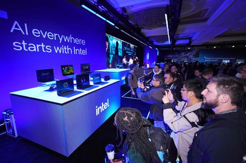 Besucher umringen den Intel-Stand auf der Messe CES in Las Vegas