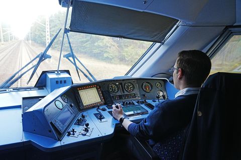 Ein Lokführer der Deutschen Bahn