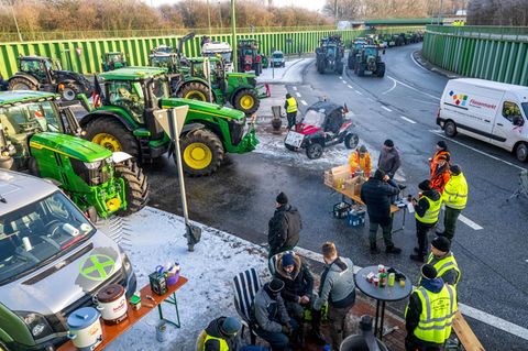 Bauern blockieren Zugangsstraßen zum Containerterminal Bremerhaven