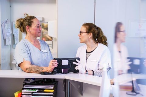 Zwei Ärztinnen schauen auf ein Tablet