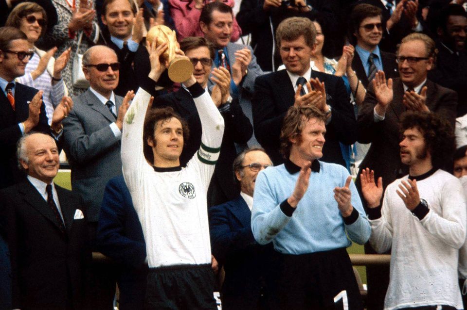 Auf dem Höhepunkt seiner fußballerischen Karriere wurde Franz Beckenbauer 1974 Weltmeister. Schon für die damalige Zeit soll er astronomische Summen verdient haben. Beim FC Bayern München, für den Beckenbauer seinerzeit spielte, strich er laut dem heutigen Aufsichtsratsmitglied Karl-Heinz Rummenigge eine siebenstellige Summe jährlich ein. Und das bei einem Umsatz des Clubs von gerade einmal elf Millionen Mark. Ab 1970 soll Beckenbauer dabei zunächst rund 350.000 Mark verdient haben. Später, zu seiner Zeit bei New York Cosmos, sollen es für drei Jahre sogar 7 Mio. Dollar Grundgehalt gewesen sein. Alles in allem dürfte Beckenbauer so eine niedrige zweistellige Millionensumme in seiner Fußballkarriere verdient haben – brutto und in D-Mark. Das Foto zeigt Beckenbauer mit dem Weltmeisterpokal 1974.