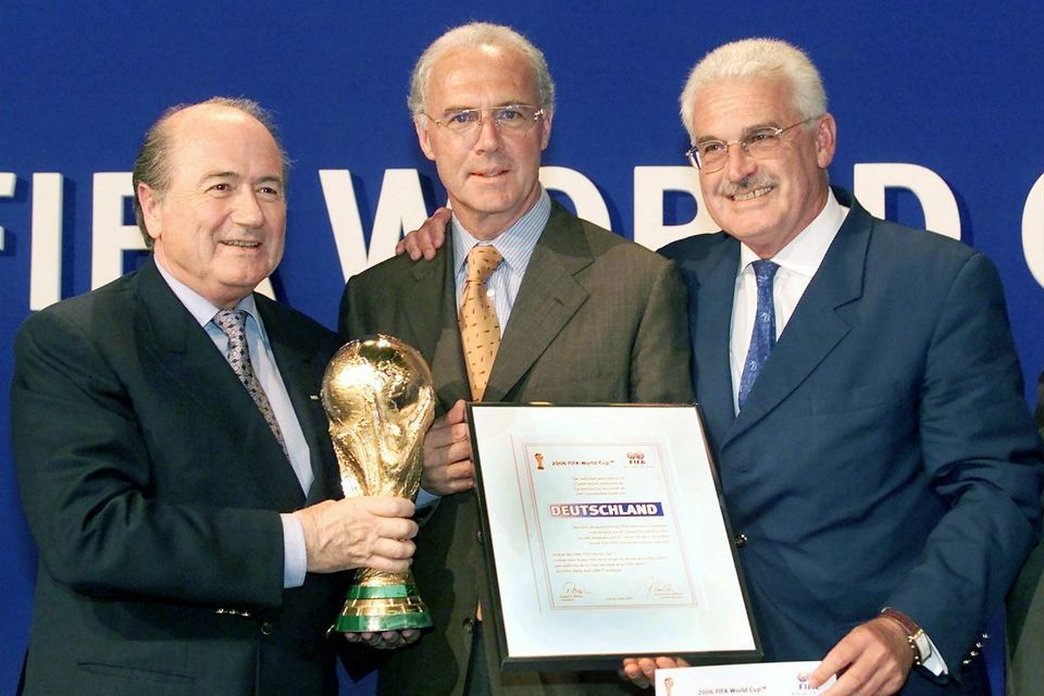 Auch nach seiner aktiven Fußballer-Karriere blieb Beckenbauer dem Deutschen Fußball Bund (DFB) treu. Zwischen 1984 und 1990 war er Teamchef der Deutschen Nationalmannschaft, und ließ sich den Job dem Vernehmen nach mit 1 Mio. Mark jährlich vergüten. Später war Beckenbauer maßgeblich dafür verantwortlich, dass die Weltmeisterschaft 2006 nach Deutschland ging. Dazu hat der DFB laut „Spiegel“ mit Beckenbauer zwei Verträge geschlossen, einen im Oktober 2004 und einen im Oktober 2006. Diese haben Beckenbauer einen Betrag von insgesamt 5,5 Mio. Euro zugesichert. In diese Phase fällt allerdings auch die bitterste Phase Beckenbauers, die an seinem Image kratzt. Denn wie sich nachher herausstellte, soll die Vergabe wohl nicht mit rechten Dingen abgelaufen sein. Gerüchte um Schmiergelder und schwarze Koffer machten die Runde – und Franz Beckenbauer nicht gerade glücklich. Hier übergibt FIFA-Präsident Joseph S. Blatter (li.) im Juli 2000 den Zuschlag für die WM 2006 an Beckenbauer als DFB-Vizepräsidenten und DFB-Koordinator Fedor Radmann (r.).