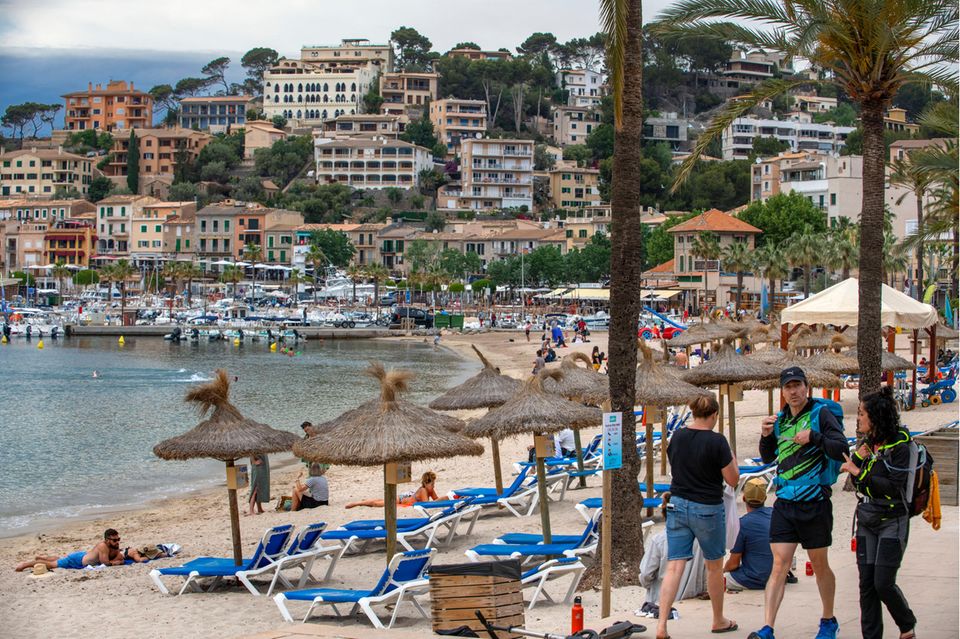 Sonnenliegen am Strand von Mallorca
