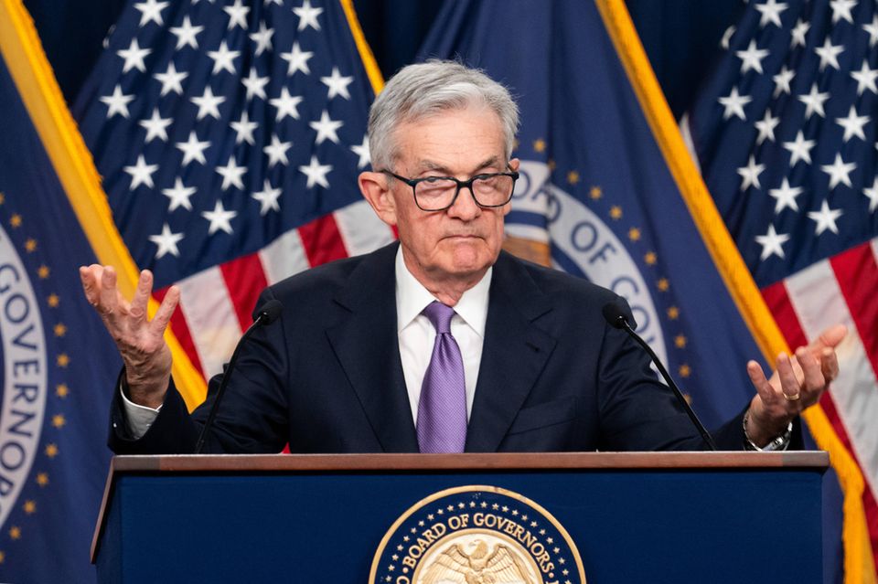 Jerome Powell vor US-Flaggen