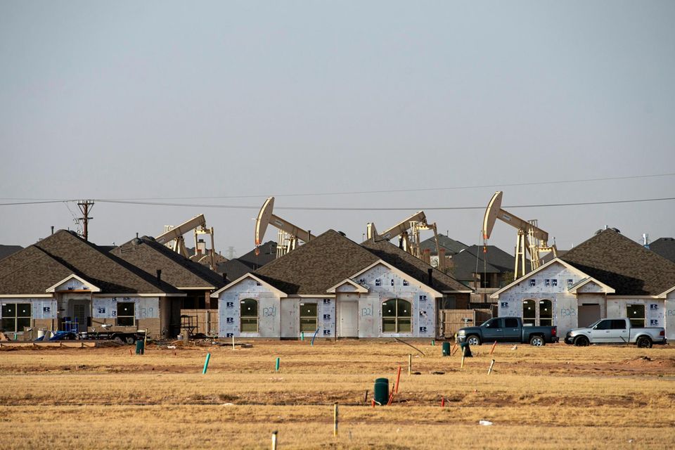 Neubausiedlung in den USA direkt neben einer Reihe von Ölpumpen