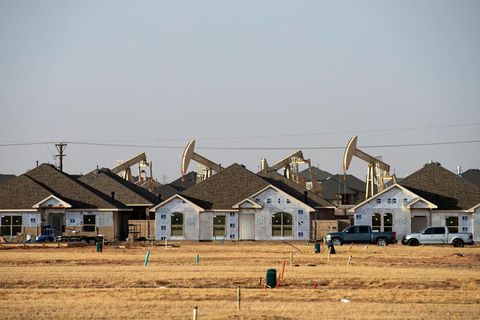Neubausiedlung in den USA direkt neben einer Reihe von Ölpumpen