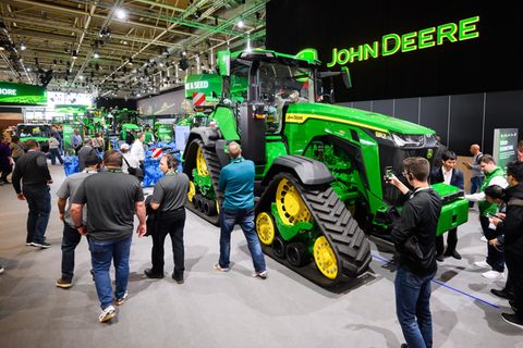Ein Großtraktor 8RX 410 mit Raupenlaufwerken steht am Stand von John Deere auf der Landtechnik-Leitmesse Agritechnica