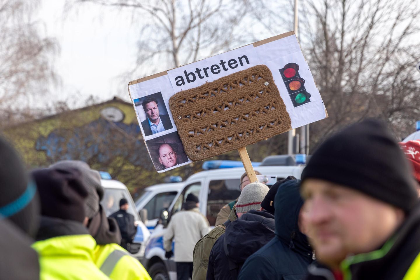 Ein Bauer protestiert mit einem Fußabtreter und der Forderung „abtreten“ gegen die Ampelkoalition