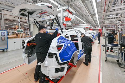 Mitarbeiter der Tesla Gigafactory im brandenburgischen Grünheide