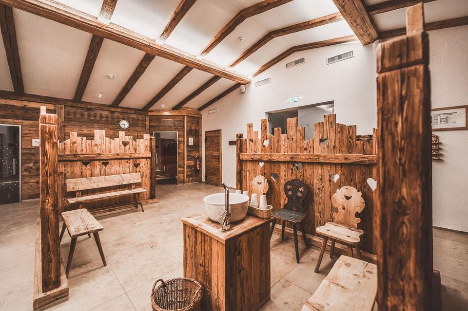 Im gesamten Hotel – auch im Spa-Bereich – wurde viel Holz verarbeitet. Das verleiht dem Haus trotz seiner Größe eine gewisse Gemütlichkeit
