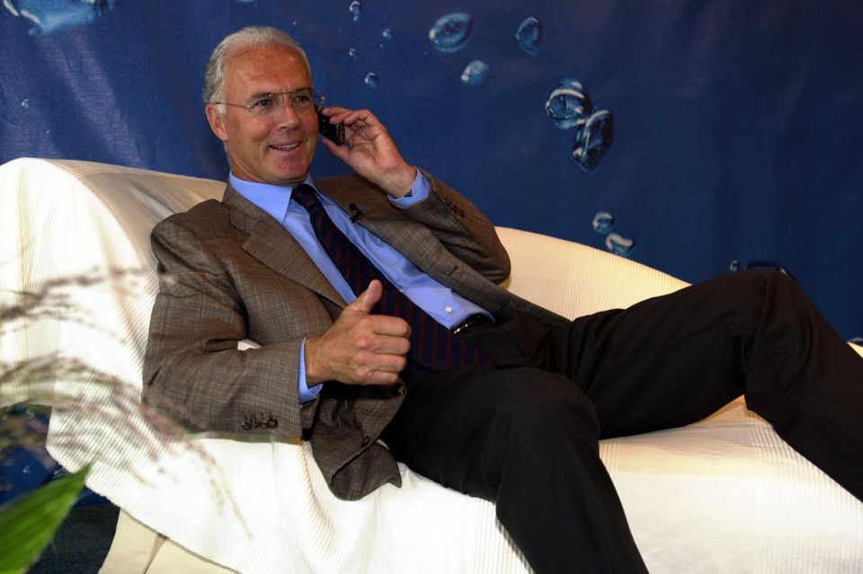 Den Großteil seines heutigen Vermögens hat Beckenbauer nach seiner aktiven Fußballerzeit erzielt. Vor allem durch Werbung und Medienverträge. In seinen besten Jahren rund um die Weltmeisterschaft 2006 soll Beckenbauer bis zu 10 Mio. Euro brutto eingenommen haben. 2012 hatte er sieben aktive Partnerschaften. Die Anzahl an Verträgen war außergewöhnlich. Normalerweise gilt, dass die Werbewirkung bei mehr als drei Marken verloren gehen würde. Aber: „Die Leute glauben ihm alles“, sagte Trainer Otto Rehagel einmal über Beckenbauer. Zu den wichtigsten Werbepartnern gehörten dabei Adidas, die mit der „Kaiser 5“-Serie eine Homage an Beckenbauer geschaffen haben, Erdinger, Mercedes-Benz und – wie auf dem Foto zu sehen – für O2. Im Werbespot für den einstigen Telefonanbieter E-Plus prägte der Kaiser den Satz: „Ja, is denn heut scho' Weihnachten?“.