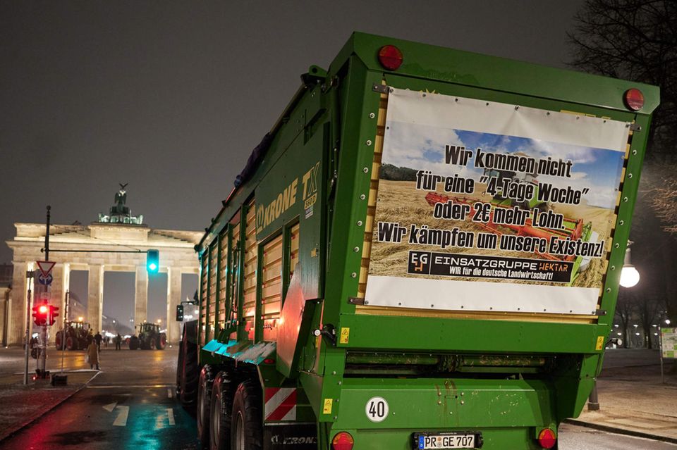 Landwirte aus Perleberg stehen mit ihren Traktoren vor dem Brandenburger Tor