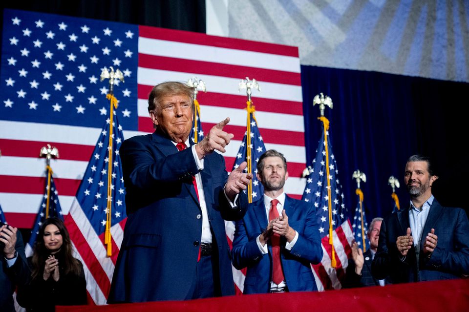 Nach seinem Wahlsieg in Iowa spricht Donald Trump zu seinen Anhängern in der Landeshauptstadt Des Moines