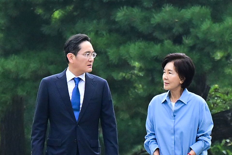 Hong Ra-hee (r.) ist die Witwe des Samsung-Patriarchen Lee Kun-hee. Ihr Sohn Lee Jae-yong ist Chairman des Konzerns