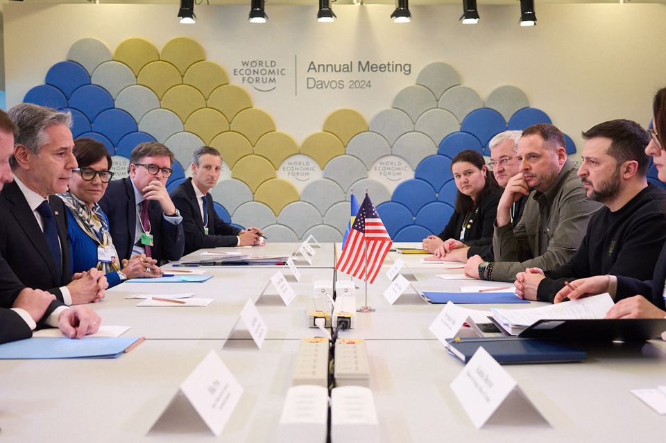 Der wohl prominenteste Gast ist der ukrainische Präsident Wolodymyr Selenskyj (rechts vorne), der seit dem Angriff Russlands im Februar 2022 zum ersten Mal in die Schweiz reist. Dort traf er unter anderem US-Außenminister Antony Blinken (links vorne), der ihm die anhaltende Unterstützung seines Landes für die Ukraine zusicherte sowie NATO-Generalsekretär Jens Stoltenberg. „Wir erörterten die Lage an den Frontlinien“, schrieb Selenskyj danach auf X. „Ich informierte den Generalsekretär über die jüngsten massiven Luftangriffe Russlands und betonte die Notwendigkeit, die Luftverteidigung der Ukraine weiter zu stärken.“ Eine russische Delegation wird dieses Jahr nicht anreisen.