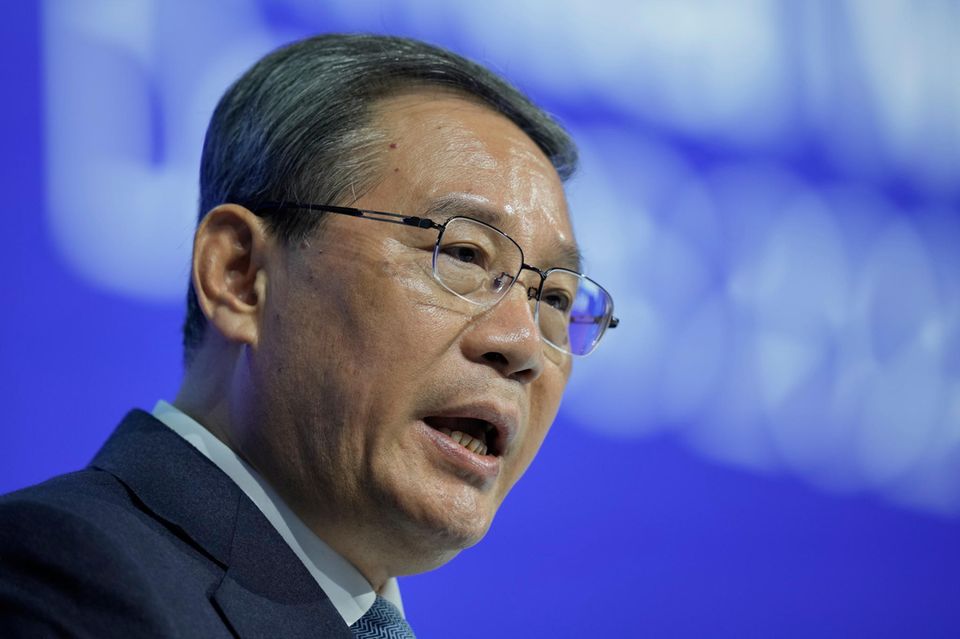 Li Qiang ist seit März 2023 Ministerpräsident der Volksrepublik China. Damit ist er zweitmächtigste Mann in dem kommunistischen Staat und enger Vertrauter von Staatspräsident Xi Jinping. Aufgrund seiner wirtschaftsfreundlichen und pragmatischen Haltung hofft die chinesische Wirtschaft, dass er Xi Jinping zu einer weiteren Öffnung Chinas gegenüber ausländischen Unternehmen ermutigen kann. In seiner Rede auf dem WEF bezog er sich auf das diesjährige Motto des Forums: „Vertrauen wiederherstellen“. Man sei sich bewusst, dass die chinesische Wirtschaft kritisch beobachtet werde, so der Ministerpräsident in seiner Rede. China sei jedoch ein Land, „dem man vertrauen kann.“