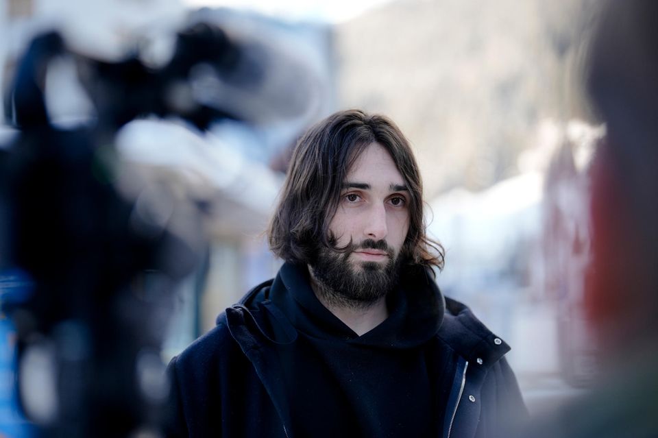 Aidan Gomez ist CEO des kanadischen KI-Start-ups Cohere. Das 2019 gegründete Unternehmen entwickelt generative KI für Firmen, bei der sensible Daten sicher aufgehoben sind. Zuletzt investierten Nvidia, Oracle und Salesforce 270 Mio. in das Start-up. Cohere wurde von ehemaligen Google-Mitarbeitern gegründet und kooperiert weiterhin mit dem Suchmaschinenkonzern. Das WEF veranstaltete 2023 zwei Gipfeltreffen zum Thema künstliche Intelligenz und rief die AI Governance Alliance (AIGA) ins Leben, die sich damit befasst, wie die KI-Politik mit der Technologie Schritt halten kann. Die zunehmenden Auswirkungen der KI sind in Davos ein wichtiges Thema.