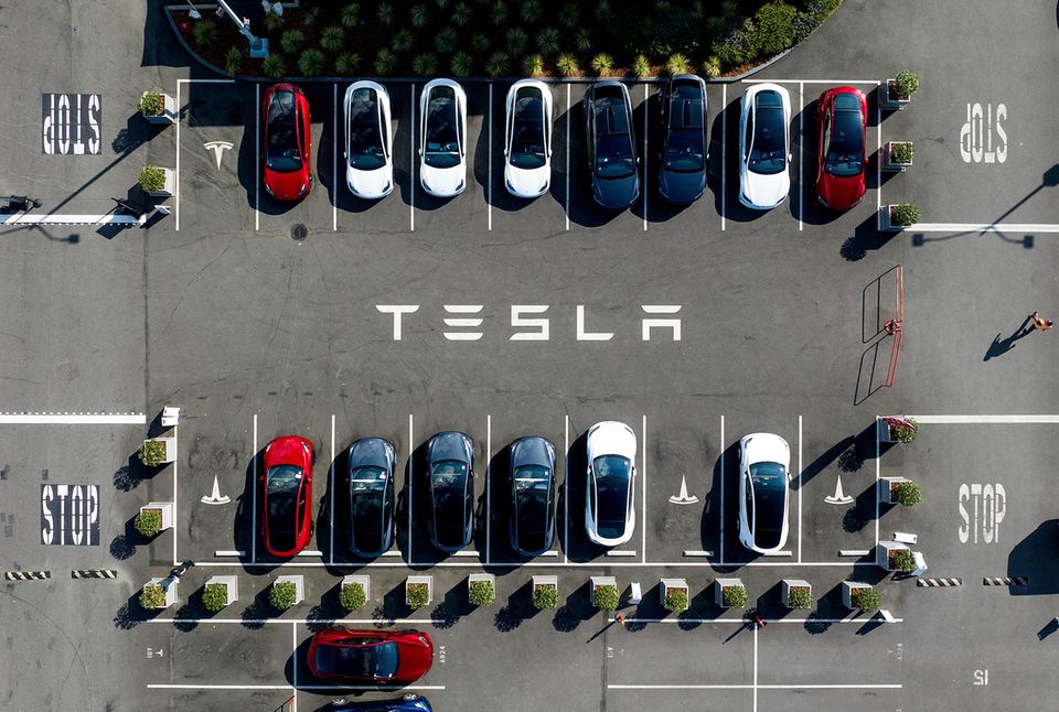 Der Name des Autos steht noch nicht fest. Elon Musk hat es für 2025 angekündigt, Preis: ab 25.000 Euro. Es soll in Grünheide gebaut werden und einen 53-kWh-Akku erhalten, mit dem es rund 400 Kilometer weit fährt