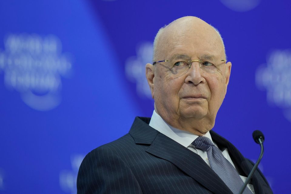 Klaus Schwab ist ein deutscher Ingenieur, Wirtschaftswissenschaftler und Gründer des WEF. Seit der Gründung der Organisation im Jahr 1971 ist er deren Vorsitzender. 1961 schloss er sein Studium als Maschinenbauingenieur an der Eidgenössischen Technischen Hochschule in Zürich ab. Während eines Auslandsaufenthalts in Harvard wurde der ehemalige US-Außenminister Henry Kissinger sein Mentor. In seiner Eröffnungsrede des diesjährigen Forums sagte Schwab, die Besonderheit des WEF sei es, dass man hier „übergreifend denke“. So könne man die großen Probleme besser lösen. Schwab und seine Organisation stehen aber immer wieder in der Kritik und sind Gegenstand von Verschwörungstheorien. Als Person sei Schwab, intransparent was seine Finanzen angehe, und das Forum beschäftige sich nicht mit den wirklich wichtigen Themen wie Armut oder Hunger.