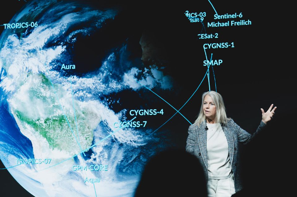 Dava Newman ist Direktorin des MIT Media Lab. Auf dem diesjährigen WEF spricht sie über den Einsatz von Weltraum-Satelliten. Vor ihrer Tätigkeit beim MIT Media Lab war sie Hauptforscherin bei vier Weltraummissionen. Außerdem entwickelte sie neue Technologien für das Space Shuttle, die Raumstation „Mir“ und die Internationale Raumstation ISS. Teilnehmer wie sie sollen zeigen, dass das Forum nicht nur Schnittstelle für Politik und Wirtschaft sein soll, sondern auch für die Wissenschaft.