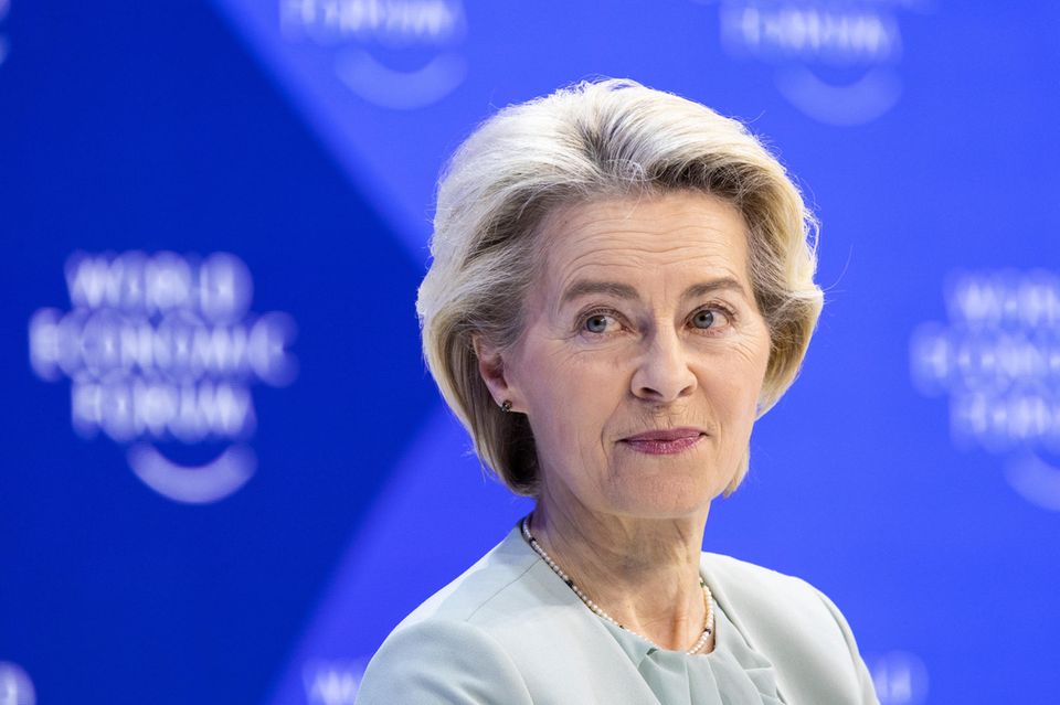 Ursula von der Leyen ist seit 2019 Präsidentin der Europäischen Kommission und regelmäßiger Gast beim Jahrestreffen. In ihrer Rede rief sie dazu auf, die Demokratie zu stärken und sich gegen Desinformation und Polarisierung zu stemmen. „Unsere Unternehmen leben von der Freiheit – innovativ zu sein, zu investieren und zu konkurrieren. Aber die gewerbliche Freiheit beruht auf der Freiheit unserer politischen Systeme“, sagte sie. Deshalb glaube sie, dass die gemeinsame und dauerhafte Aufgabe darin bestehe, die Demokratie zu stärken und sie vor Risiken und Eingriffen zu schützen. Man müsse mehr denn je das Vertrauen wiederherstellen, und Europa sei bereit, hier eine Schlüsselrolle zu spielen.