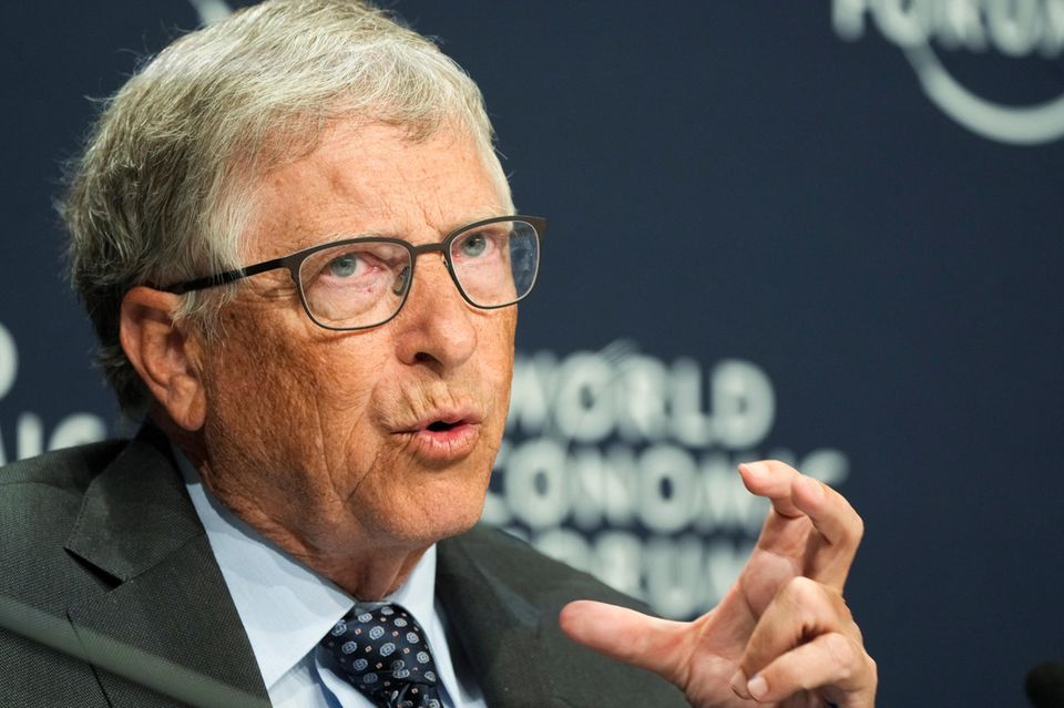 Bill Gates, Gründer von Microsoft und einer der reichsten Menschen der Welt, wird dieses Jahr wieder in Davos sein. Dort versucht er unter anderem das Thema „Globale Gesundheit“ in den Fokus zu rücken. In einem Interview mit Bloomberg sagte er dazu: „Die globale Gesundheit ist im Moment ein wenig aus dem Blickfeld geraten. In den nächsten zehn Jahren, in denen das Geld so knapp sein wird, sollten die Gesundheitsausgaben steigen und nicht sinken, wenn man sich um die Auswirkungen des Klimas kümmern will.“ Themen wie diesen widmet sich Gates seit 2008, nachdem er sich aus der operativen Führung von Microsoft zurückzogen hatte. Heute leitet er die gemeinnützige Bill and Melina Gates Foundation, die 36 Mrd. Dollar philanthropisch verwaltet.