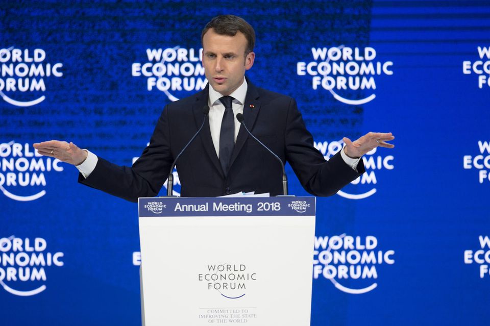 Frankreichs Präsident Emmanuel Macron wird dieses Jahr wieder am WEF teilnehmen, nachdem Olaf Scholz voriges Jahr der wichtigste europäische Politiker auf dem Forum war. Es wird erwartet, dass er eine Rede über die Rolle seines Landes für die zukünftige Gestaltung Europas halten wird. Vor seiner Präsidentschaft war Macron Minister für Wirtschaft, Industrie und Digitales unter Präsident François Hollande. Macron gilt als pro-europäisch und hat während seiner Amtszeit verschiedene politische und wirtschaftliche Reformen in Frankreich durchgeführt.
