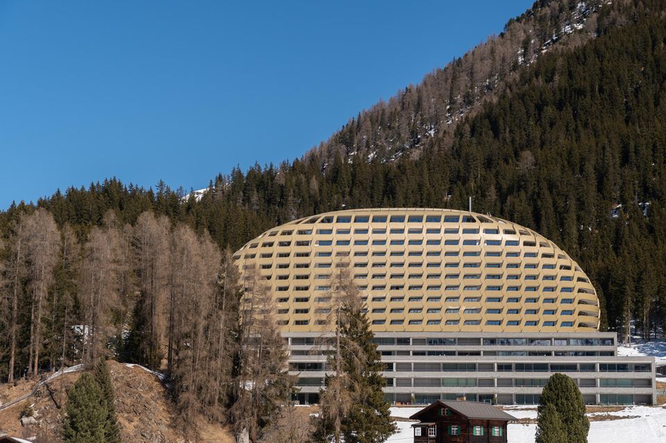 Die prominentesten Gäste des Forums werden im Hotel „Alpengold“ untergebracht. Außerdem wird im „Steigenberger Belvédère“ genächtigt. Die beiden Luxushotels werden immer wieder für das WEF gebucht. Dort herrschen für die Zeit des Forums strengste Sicherheitsvorkehrungen. Unter anderem ist der Luftraum über Davos gesperrt.