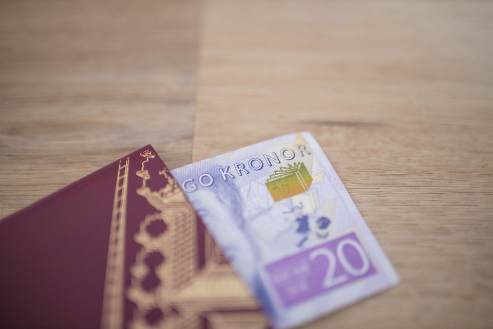 20 schwedische Kronen stecken in einem schwedischen Pass