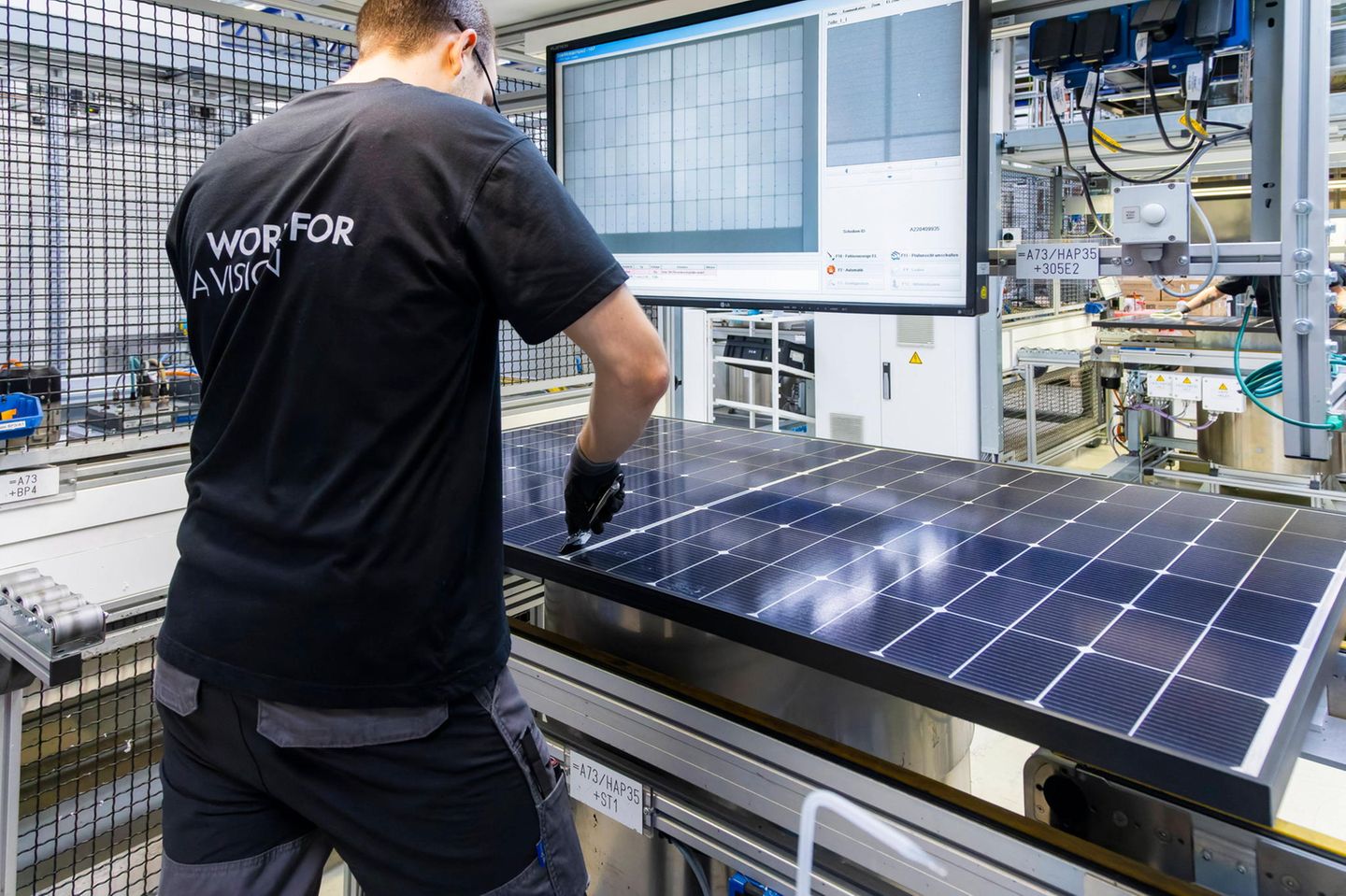 Ein Mitarbeiter des Solarunternehmens Mayer Burger prüft Solarmodule