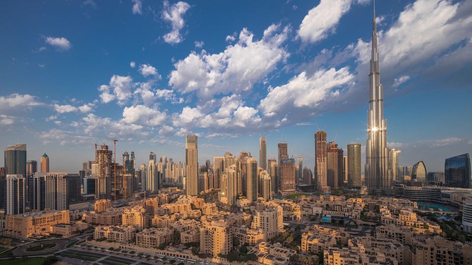 Skyline von Dubai bei Sonnenaufgang