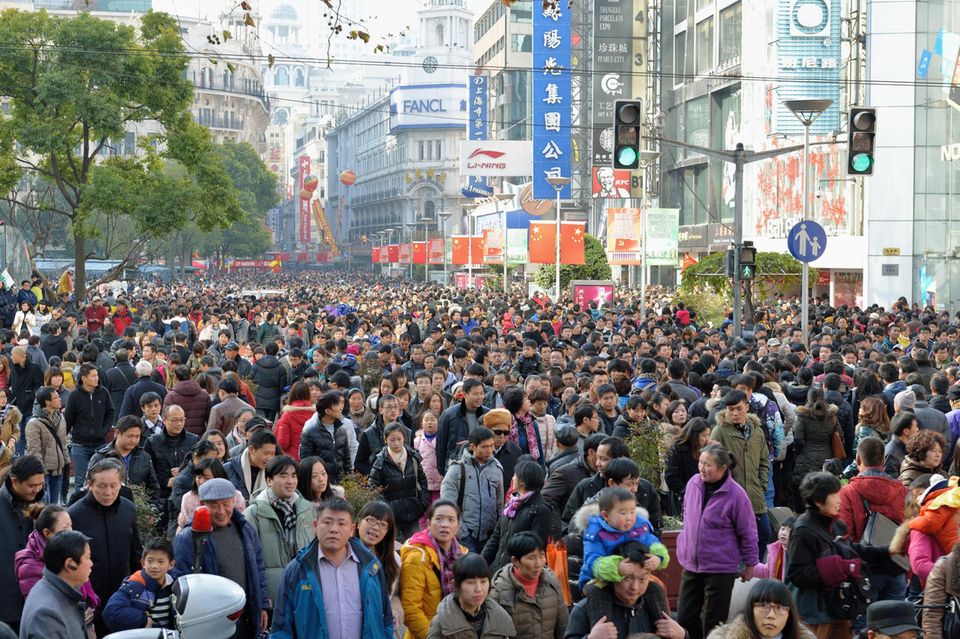 Menschenmassen auf der Lu Nanjing Road, größte Einkaufsstraße von Schanghai