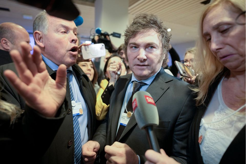 Javier Milei wird nach seiner Rede beim Weltwirtschaftsforum in Davos von Journalisten und Unterstützern belagert