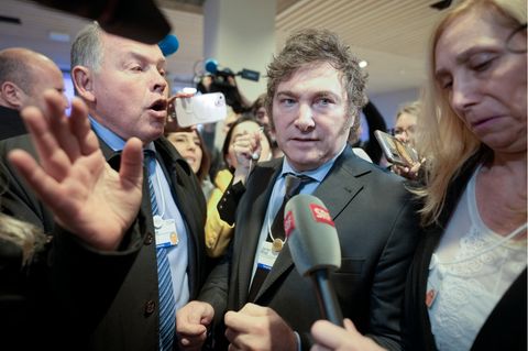Javier Milei wird nach seiner Rede beim Weltwirtschaftsforum in Davos von Journalisten und Unterstützern belagert