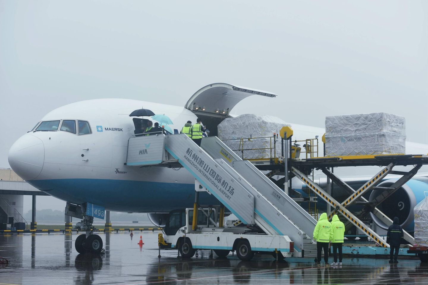 Frachtflugzeug wird beladen