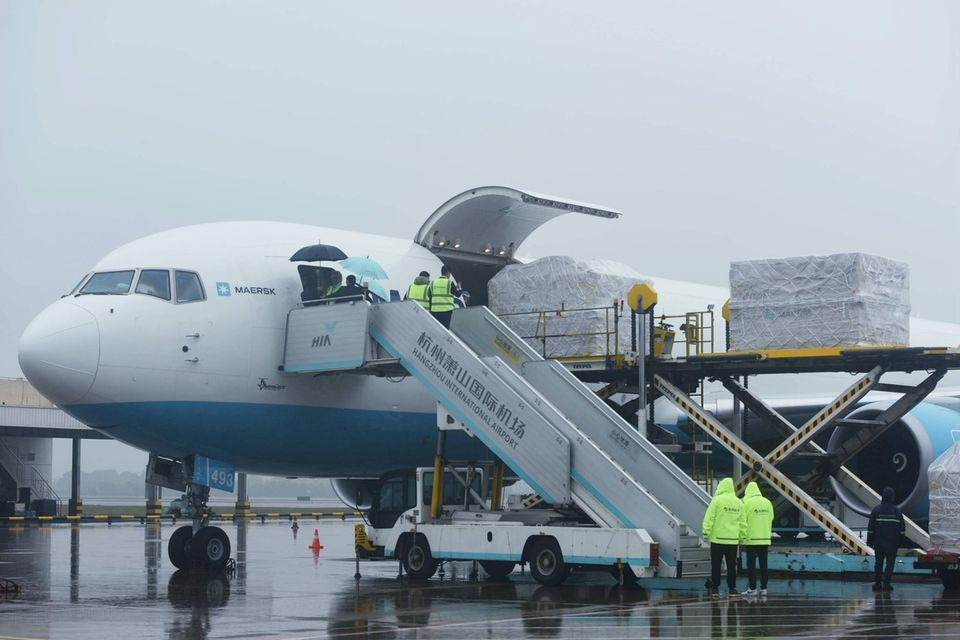 Frachtflugzeug wird beladen
