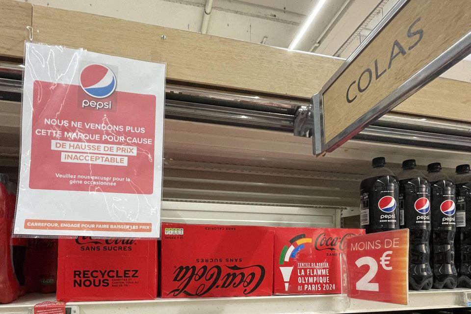 An den Regalen weist der französische Lebensmittelhänder Carrefour auf den Preiskampf mit dem Getränkekonzern PepsiCo hin